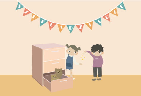 Grafika dziewczynki i chłopca, którzy stoją przy szafce. Wystają z niej dwa misie. Nad dziećmi jest napis: szufladziarze.