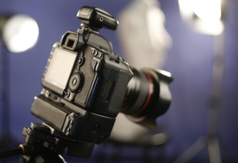 Aparat fotograficzny na niebieskim, rozmazanym tle.