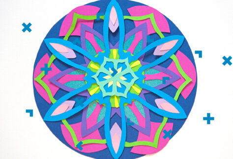 Wycinanka z papieru w kształcie koła. Przypomina kwiat.