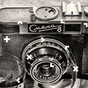 Czarno-biała grafika z aparatem analogowym.