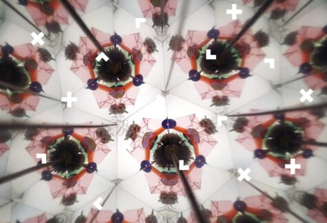 Wzory geometryczne, które układają się regularnie jak w kalejdoskopie.