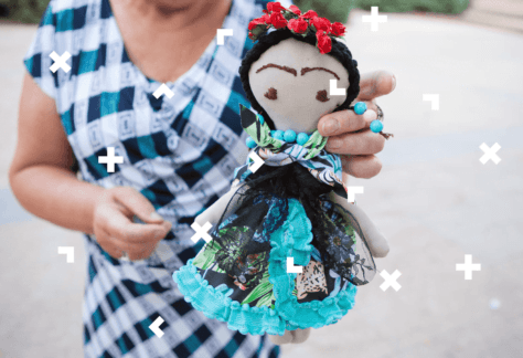 Kobieta trzyma w ręce materiałową lalkę.