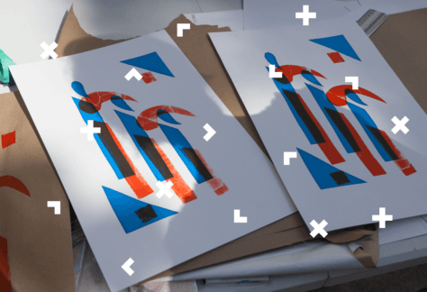 Dwie kartki z czerwono-niebieskimi grafikami.