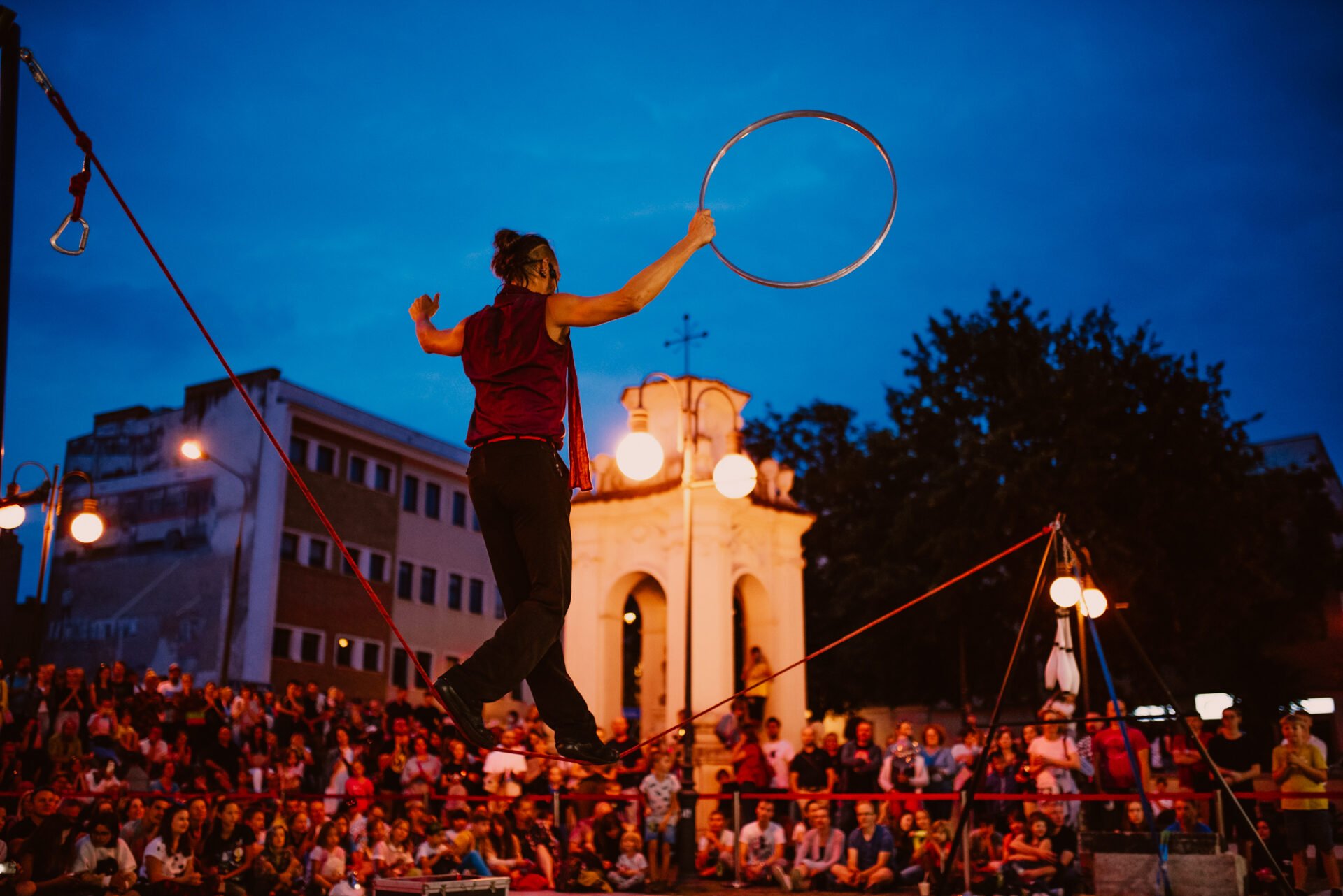 fot. Katarzyna Anna Kubiak (7) Mężczyzna idzie po taśmie. W ręce trzyma okrąg.