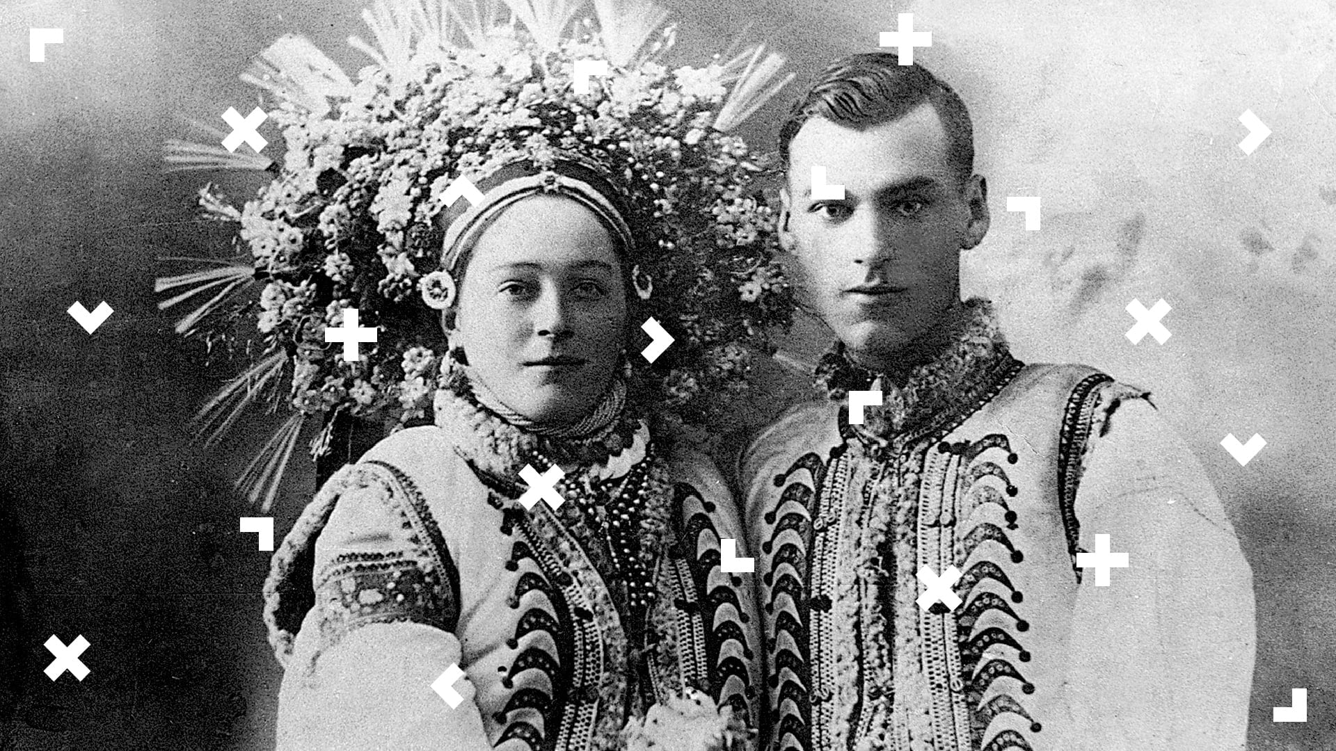 Czarno-biała fotografia kobiety i mężczyzny w tradycyjnym stroju ludowym Ukrainy.