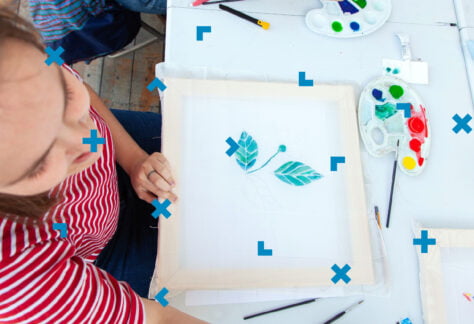 Dziewczyna maluje liście na jedwabiu.