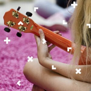 Dziewczynka gra na ukulele.