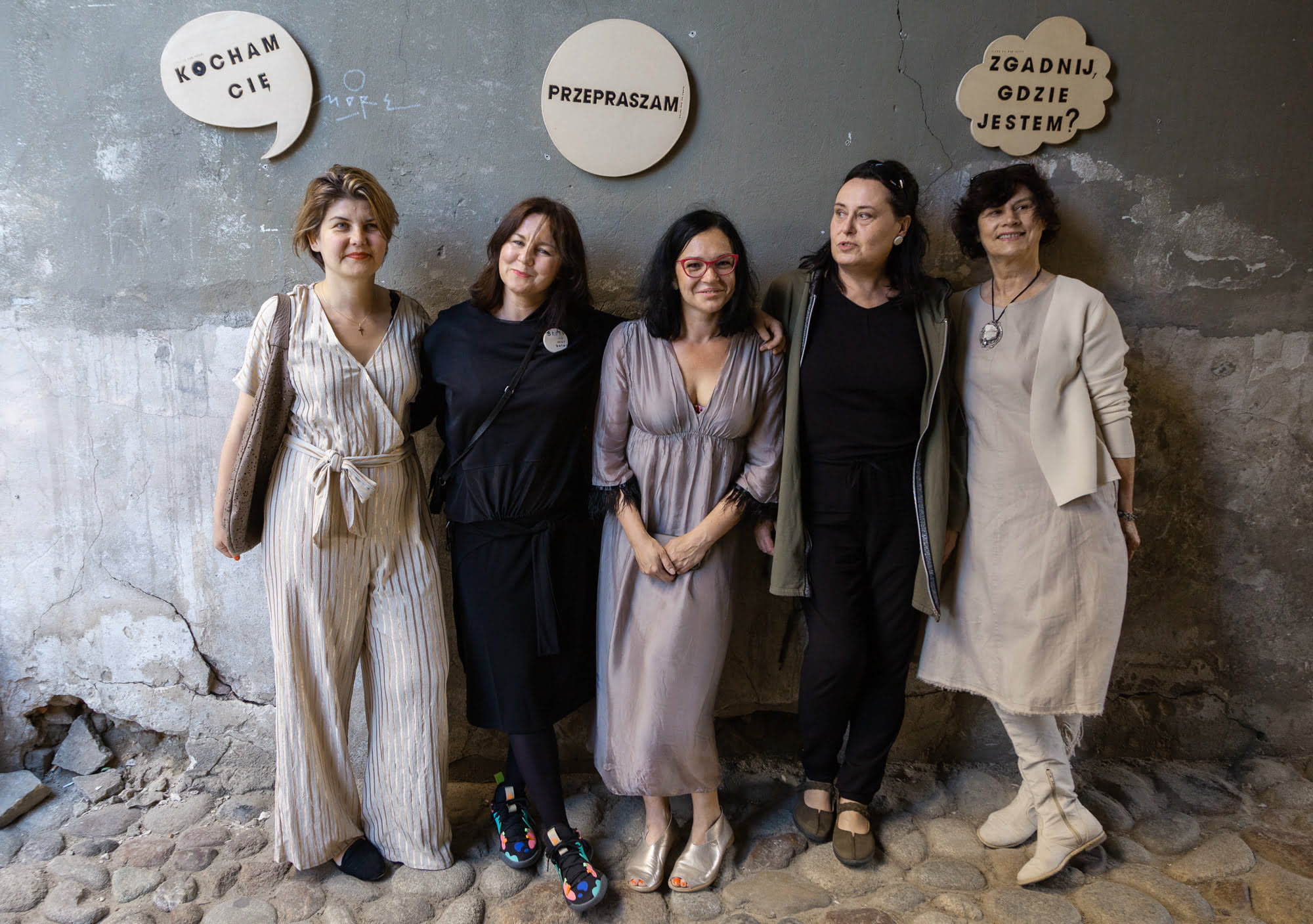 Pięć kobiet na wernisażu wystawy Słowo na bur beton.