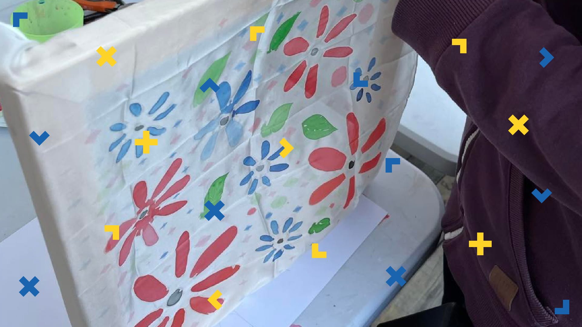 Tkanina pomalowana w kwiaty.