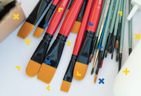 Na biurku leżą pędzle.