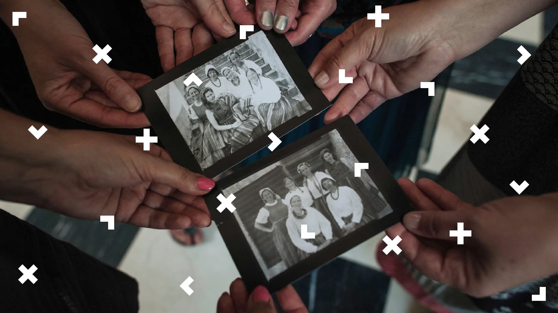 Kobiety trzymają w ręce dawne, czarno-białe fotografie kobiet w strojach ludowych,