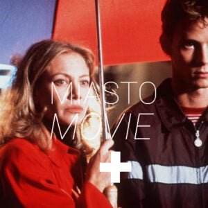 Kobieta i młody chłopak pod parasolką. Na środku napis "Miasto movie".