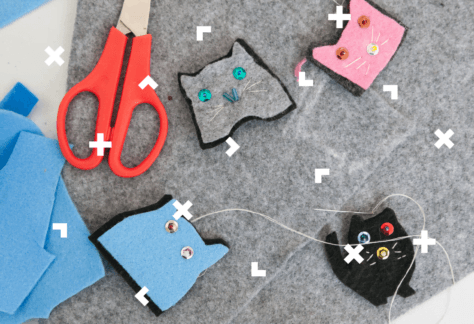 Filcowe przypinki do ubrań w kształcie kotów.