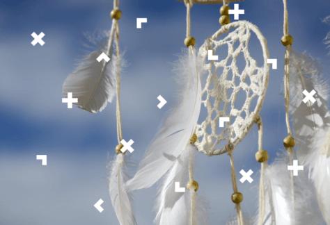 Łapacz snów na tle nieba.