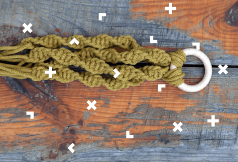 Makrama na drewnianym stole.