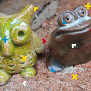 Figurki z ceramiki przedstawiające sowę i żabę.