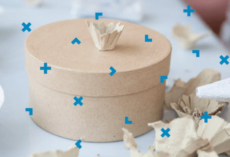 Okrągła szkatułka z tektury.