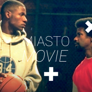 Kadr z filmu. Dwaj ciemnoskórzy mężczyźni grają w koszykówkę. Na środku logo Miasta movie.