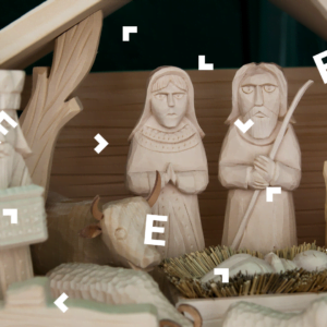 Szopka Bożonarodzeniowa drewniana - postaci Świętej Rodziny, królów i zwierząt.