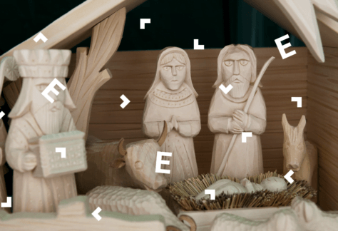 Szopka Bożonarodzeniowa drewniana - postaci Świętej Rodziny, królów i zwierząt.