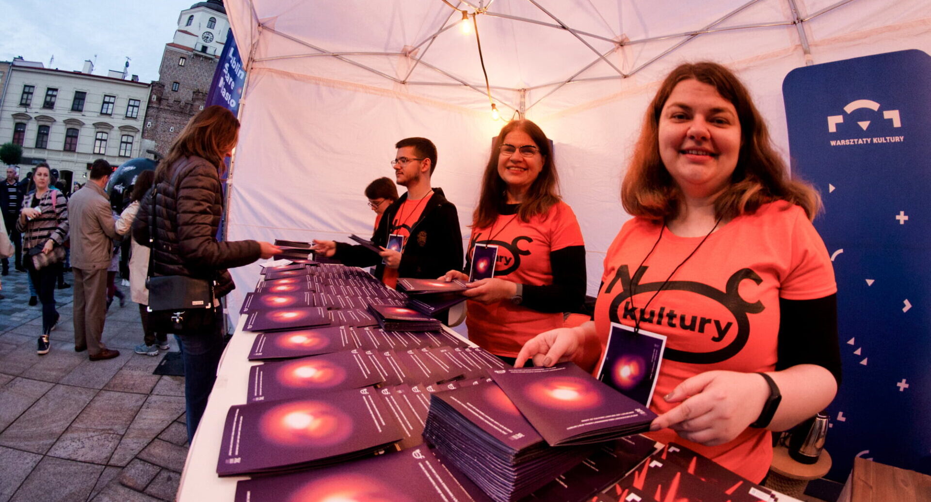 fot. Agnieszka Gontarska (26) W punkcie informacyjnym Warsztatów Kultury stoją wolontariusze i rozdają programy Nocy Kultury.