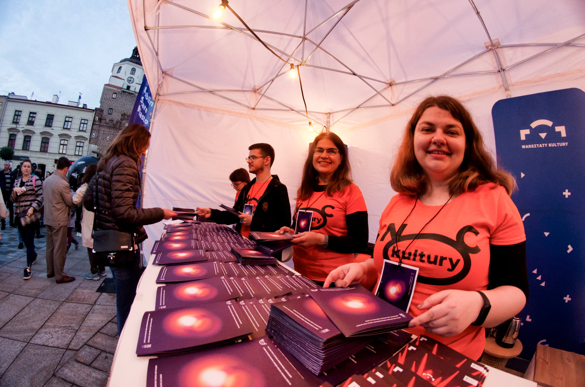 fot. Agnieszka Gontarska (26) W punkcie informacyjnym Warsztatów Kultury stoją wolontariusze i rozdają programy Nocy Kultury.