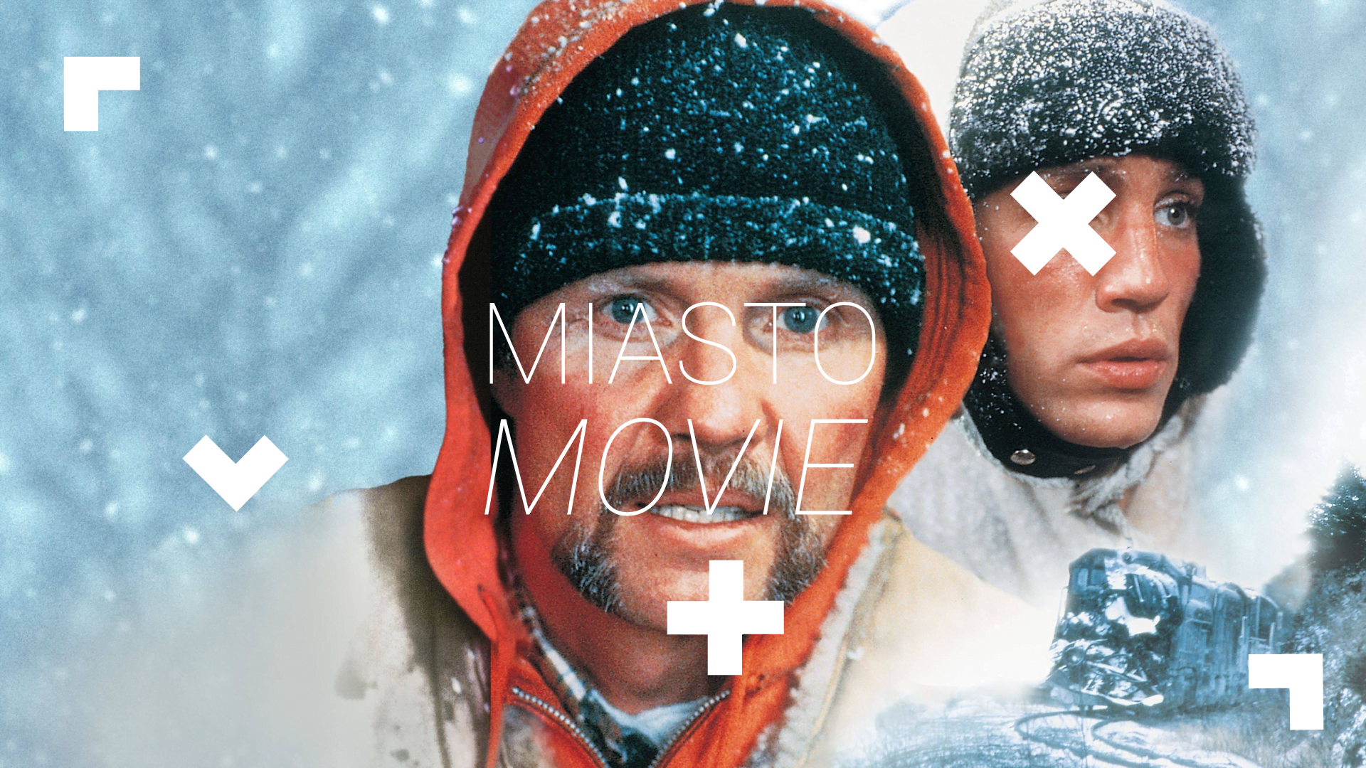 Kadr z filmu "Uciekający pociag". Z białej mgły wyłaniają się dwaj mężczyźni w kurtkach, czapkach. Sypie śnieg. W dolnym prawym rogu widać jadący w śniegu pociąg. są Na zdjęciu widnieje biały napis "Miasto Movie".