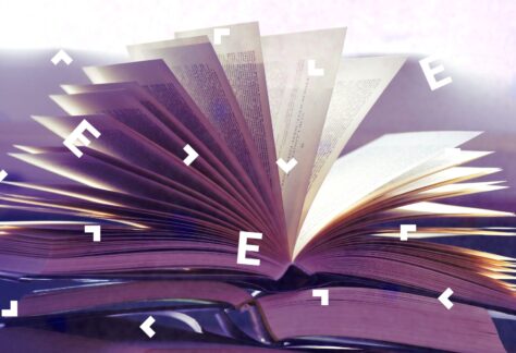 Otwarta książka ze stronami ułożonymi w wachlarz.