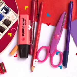 Na stole leżą nożyczki, ołówki, flamastry i farby do malowania.