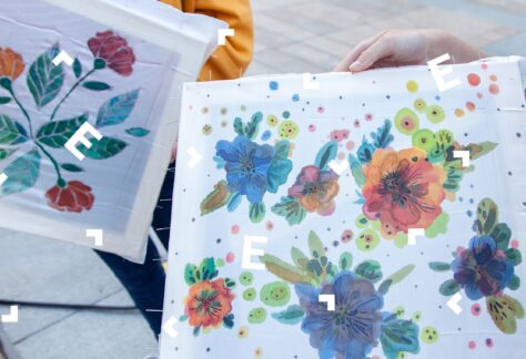 Dwa obrazy przedstawiające kwiaty. Prace zostały namalowane na jedwabiu.