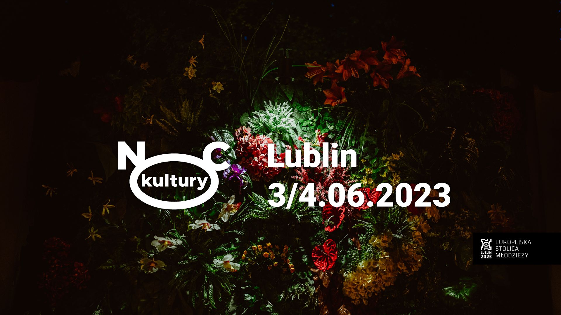Instalacja artystyczna z kwiatów. Są podświetlone. Logo Nocy Kultury. Napis: 3/4.06.2023 Lublin
