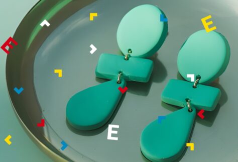 Na tacy leży para kolczyków.