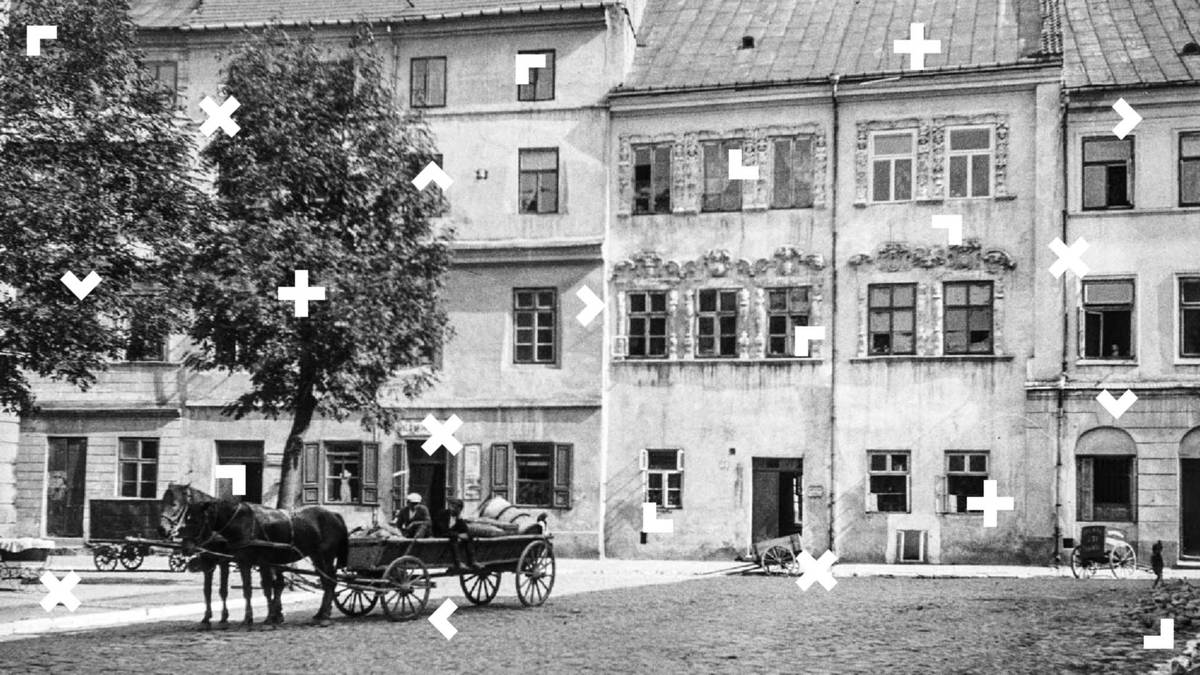 Czarno-biała fotografia Lublina sprzed lat. Przed kamienicą stoi furmanka z koniem oraz rośnie drzewo.