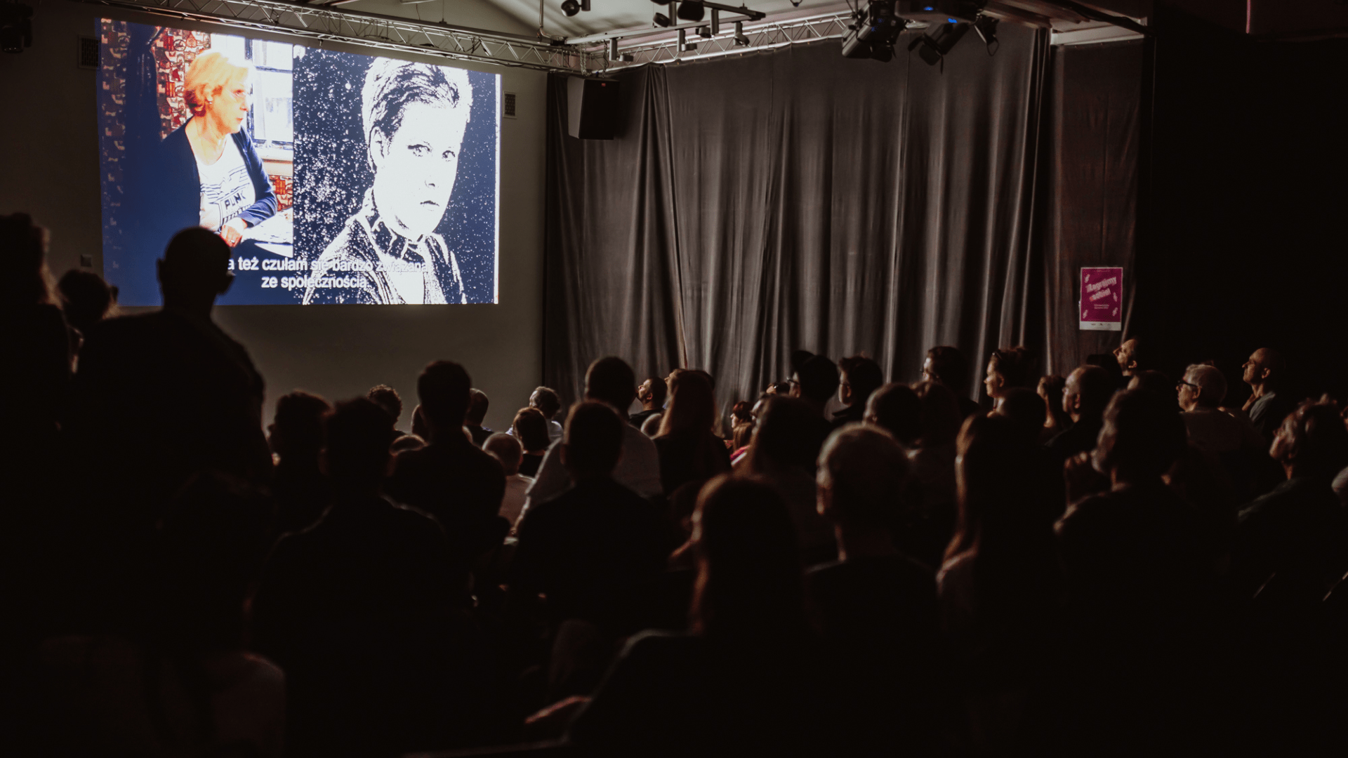 fot. Katarzyna Anna Kubiak (3) fhd Ludzie oglądają film wyświetlany na ścianie w sali widowiskowej..
