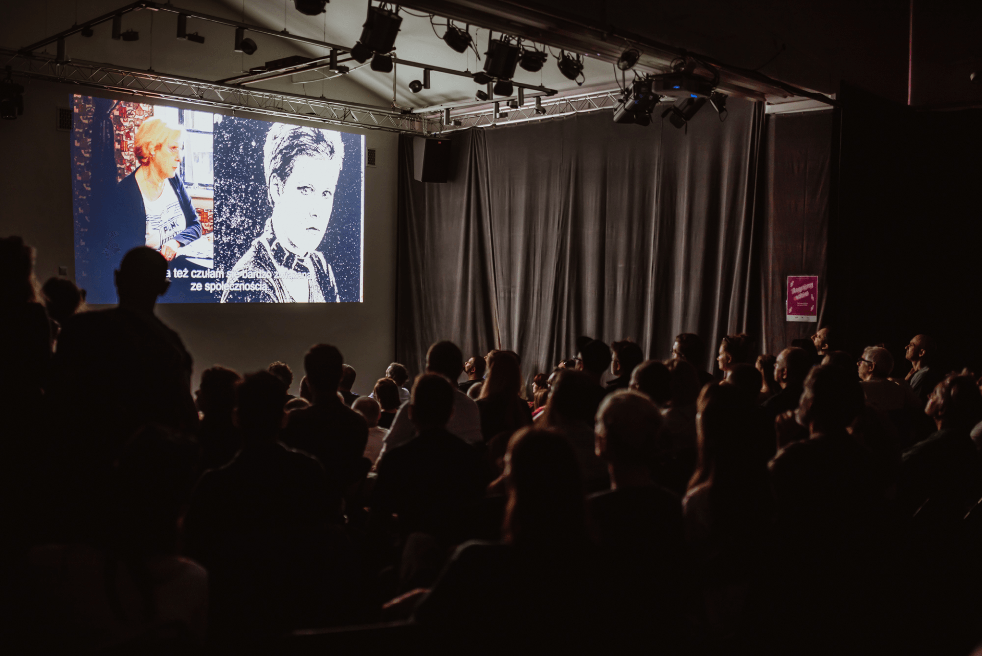 fot. Katarzyna Anna Kubiak (3) fhd Ludzie oglądają film wyświetlany na ścianie w sali widowiskowej..