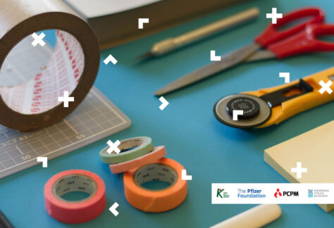 Na stole leżą taśmy, nożyczki i karteczki samoprzylepne.