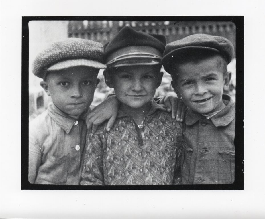 Czarno-biała fotografia trzech chłopców.