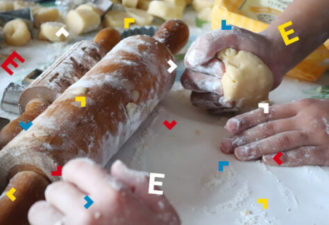 Na stole leży wałek do ciasta. Jest rozsypana mąka. Ktoś gniecie ciasto na cebularze.