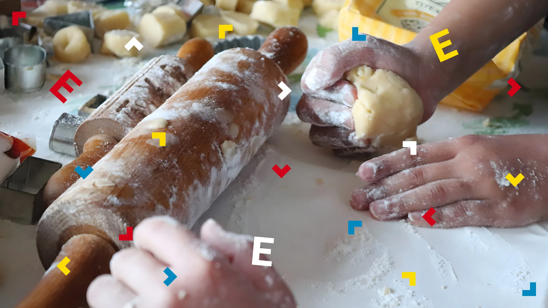 Na stole leży wałek do ciasta. Jest rozsypana mąka. Ktoś gniecie ciasto na cebularze.