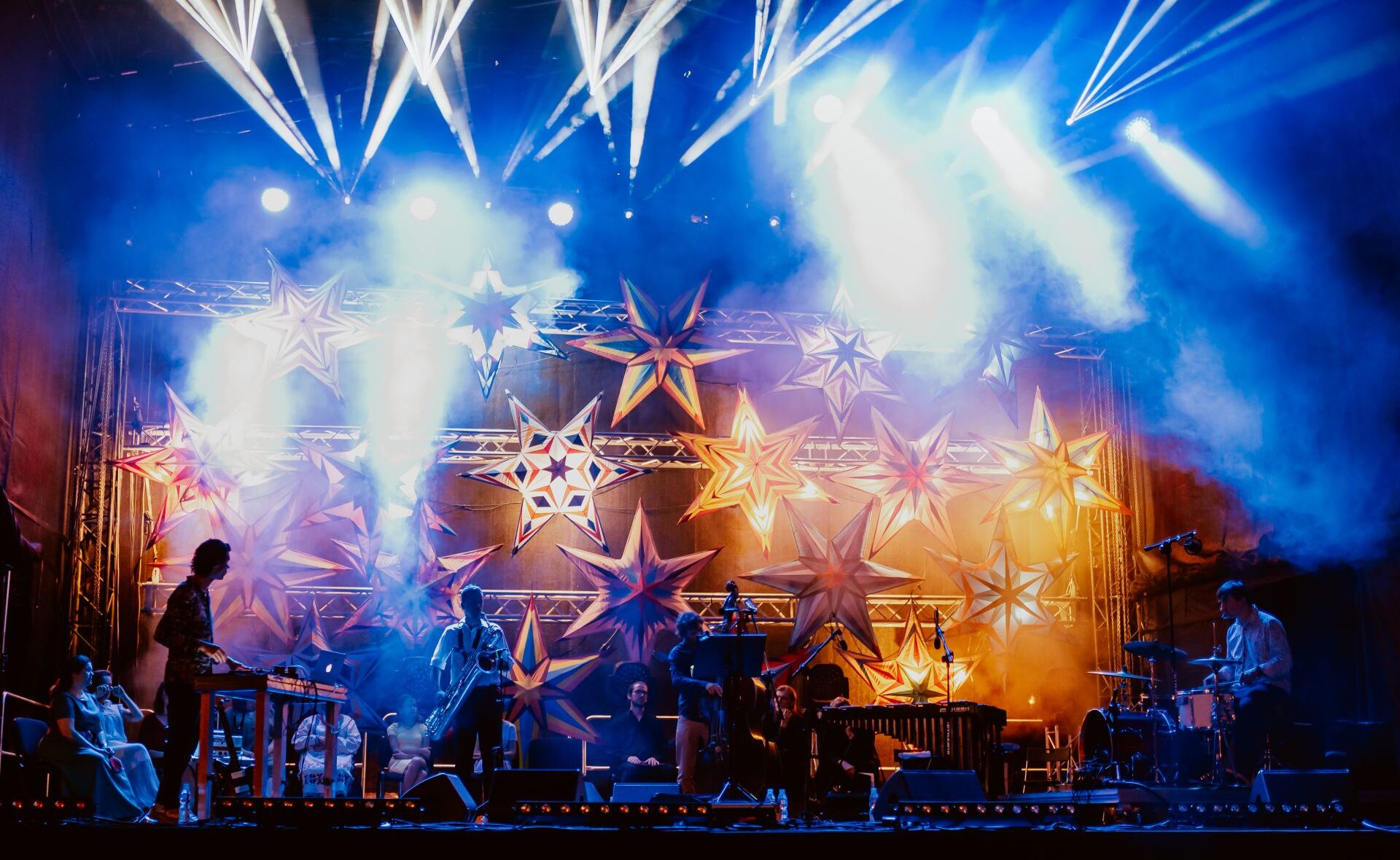 fot. Katarzyna Anna Kubiak (63) Muzycy grają podczas koncertu re:tradycji. Na scenie w tle są świecące gwiazdy/