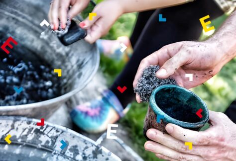 Grafika z wiaderkami z gliną oraz z gotowym glinianym kubkiem.