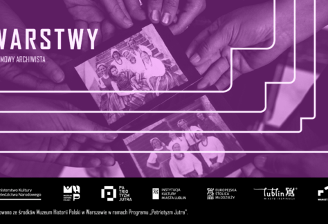 Cztery osoby trzymają w dłoniach dwie czarno-białe fotografie stylizowane na dawne. Napis: Warstwy. Domowy Archiwista. Na dole belka z logotypami.