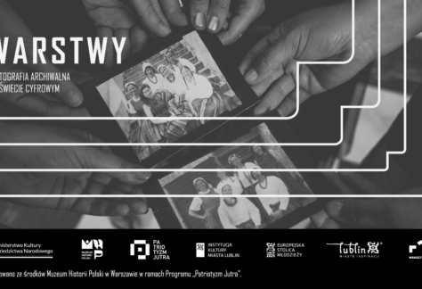 Cztery osoby trzymają w dłoniach dwie czarno-białe fotografie stylizowane na dawne. Napis: Warstwy. Fotografia archiwalna w świecie cyfrowym. Na dole belka z logotypami.