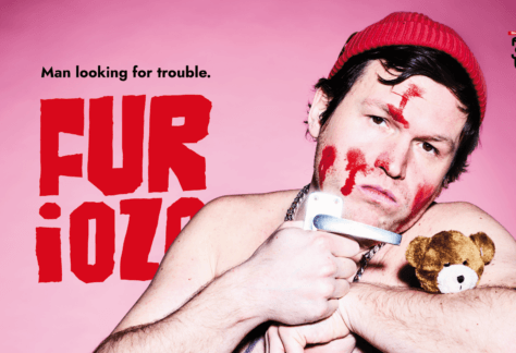 Grafika z mężczyzną, który ma na szyi łańcuch, a w ręce trzyma misia. Napis: :.Furiozo. Man looking for trouble.". Logo Incydentu polskiego.