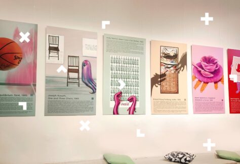 Wystawa grafik na korytarzu w Grodzkiej 7.