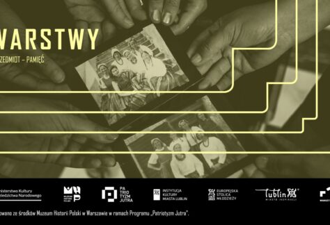 Grafika z dłońmi osób, które trzymają dawne fotografie. Napis: Warstwy. Przedmiot - pamięć.