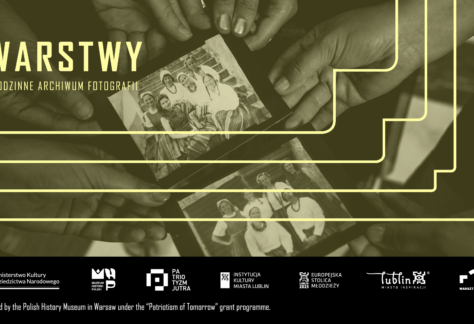 Grafika z dłońmi osób, które trzymają dawne fotografie. Napis: Warstwy. Rodzinne archiwum fotografii.