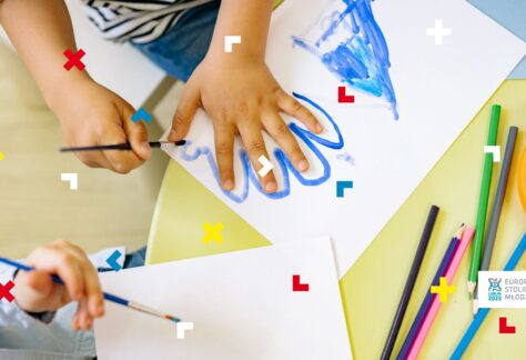 Dzieci malują farbami. Jedno z nich odrysowuje swoją dłoń.