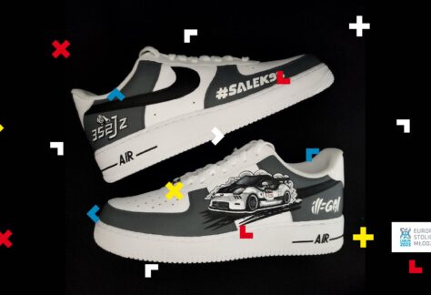 Biało-szare trampki na czarnym tle.