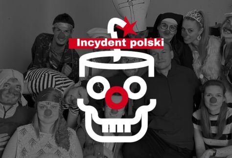 Czarno-biała fotografia artystów z nosami clownów. Na środku logo Incydentu Polskiego.